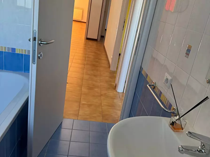 Immagine 44 di Locale commerciale in vendita  in via XXIV maggio a Tortoreto