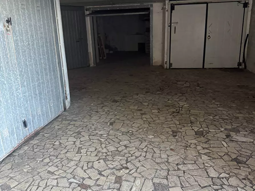 Immagine 56 di Locale commerciale in vendita  in via XXIV maggio a Tortoreto