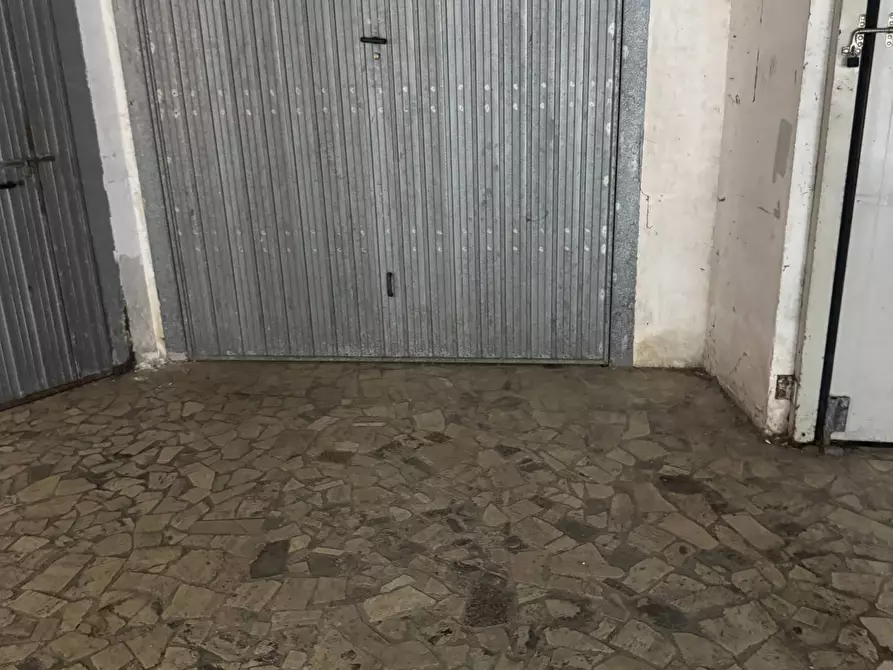 Immagine 58 di Locale commerciale in vendita  in via XXIV maggio a Tortoreto