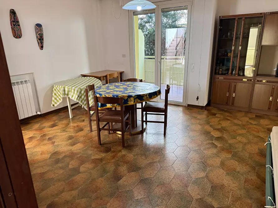 Immagine 3 di Locale commerciale in vendita  in via padova a Alba Adriatica