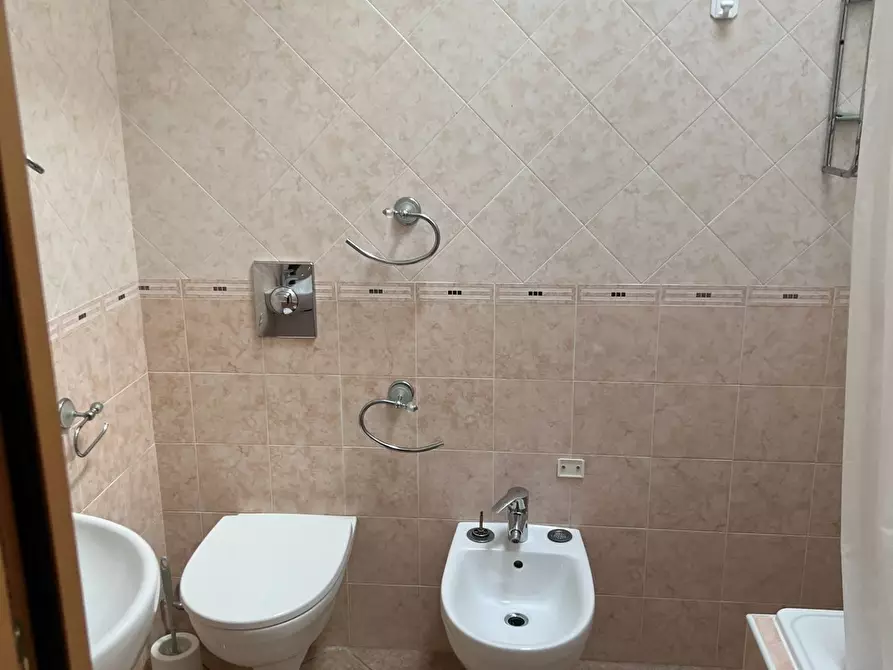 Immagine 41 di Locale commerciale in vendita  in VIA VASCELLO 9 a Tortoreto