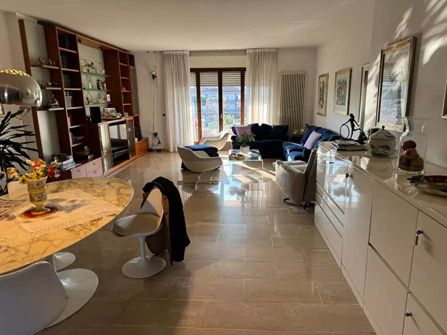 Immagine 2 di Locale commerciale in affitto  in Piazza Del Popolo 4 a Alba Adriatica