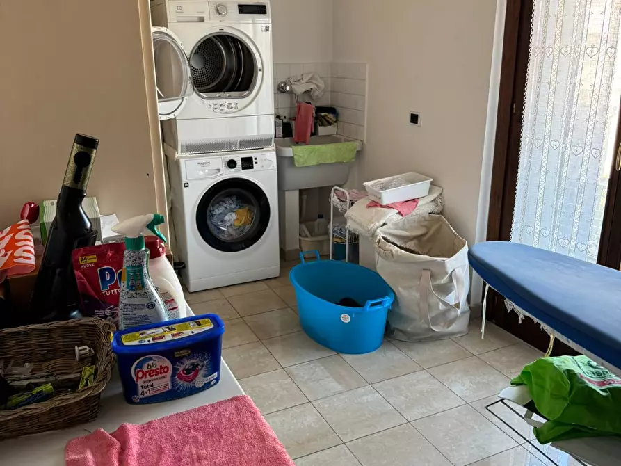 Immagine 13 di Locale commerciale in affitto  in Piazza Del Popolo 4 a Alba Adriatica