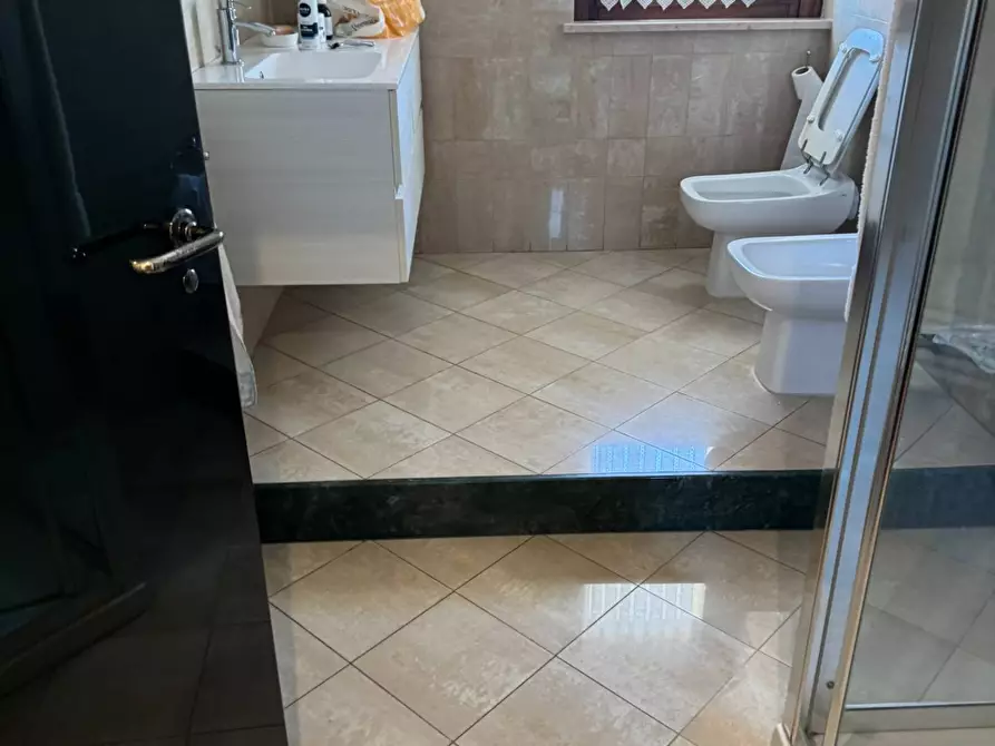 Immagine 17 di Locale commerciale in affitto  in Piazza Del Popolo 4 a Alba Adriatica