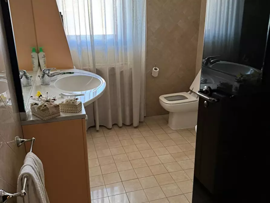 Immagine 20 di Locale commerciale in affitto  in Piazza Del Popolo 4 a Alba Adriatica