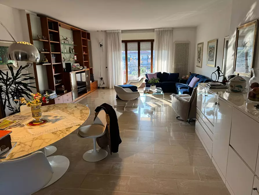 Immagine 37 di Locale commerciale in affitto  in Piazza Del Popolo 4 a Alba Adriatica