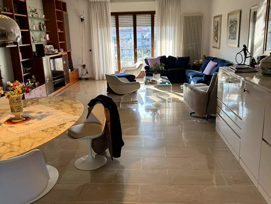 Immagine 45 di Locale commerciale in affitto  in Piazza Del Popolo 4 a Alba Adriatica