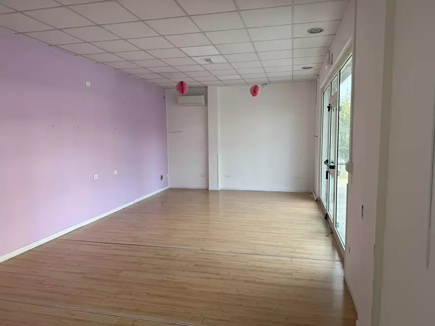 Immagine 1 di Locale commerciale in affitto  in via mazzini a Alba Adriatica