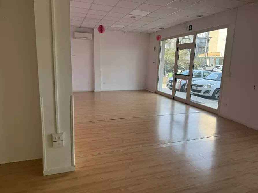 Immagine 3 di Locale commerciale in affitto  in via mazzini a Alba Adriatica