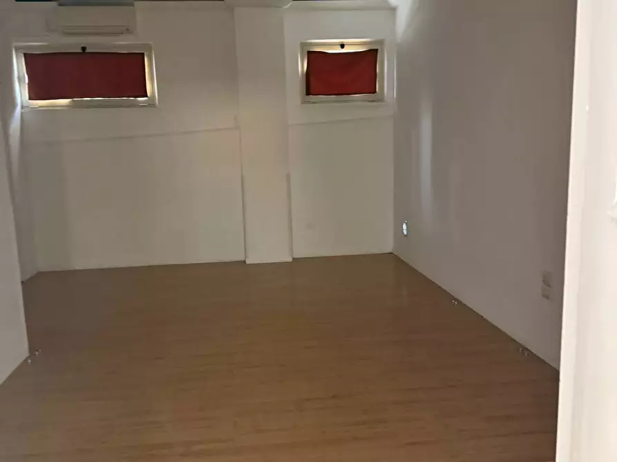 Immagine 7 di Locale commerciale in affitto  in via mazzini a Alba Adriatica