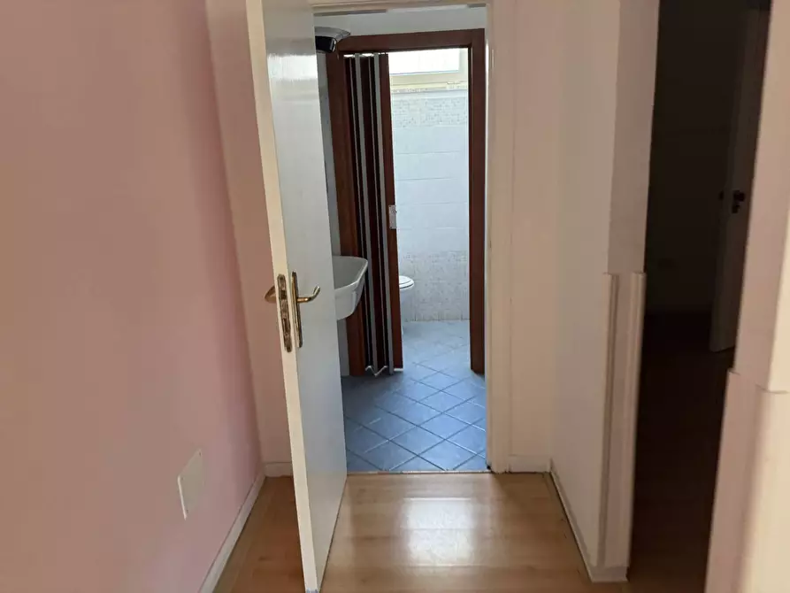 Immagine 9 di Locale commerciale in affitto  in via mazzini a Alba Adriatica