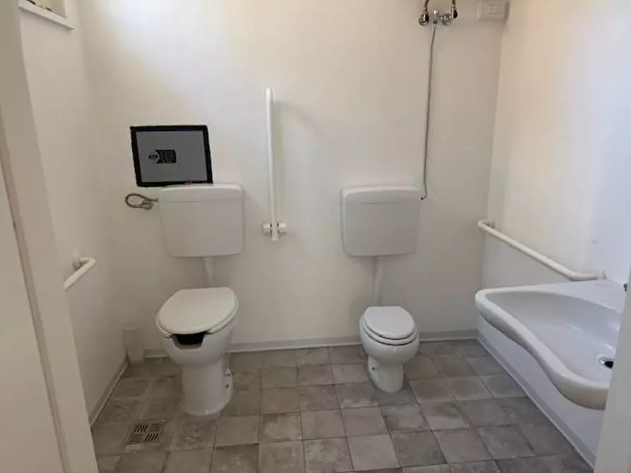 Immagine 14 di Locale commerciale in affitto  in via mazzini a Alba Adriatica