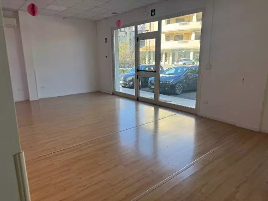 Immagine 17 di Locale commerciale in affitto  in via mazzini a Alba Adriatica