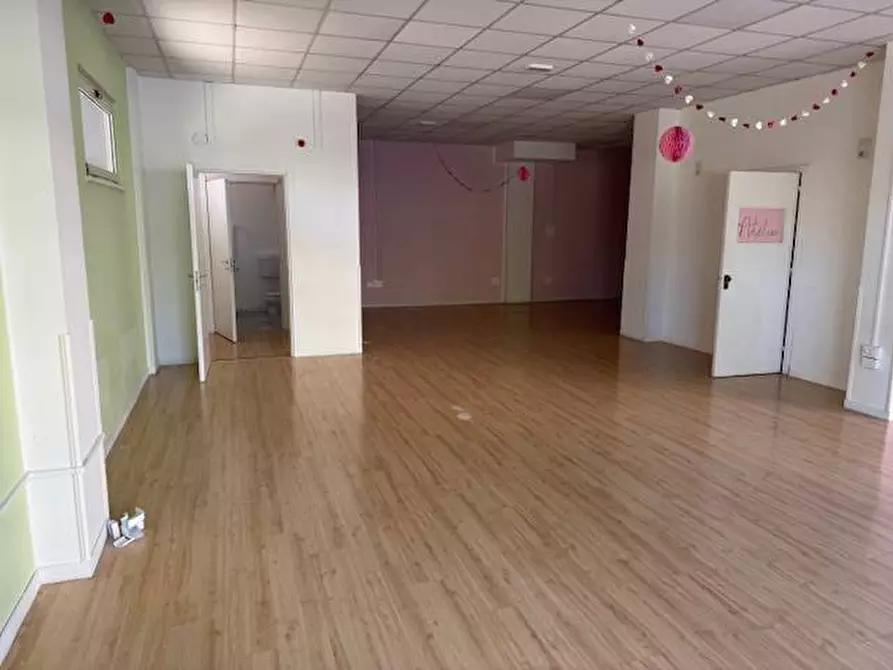 Immagine 11 di Locale commerciale in affitto  in via mazzini a Alba Adriatica