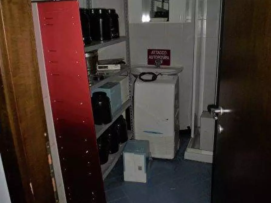 Immagine 12 di Locale commerciale in affitto  in via acerbo a Giulianova