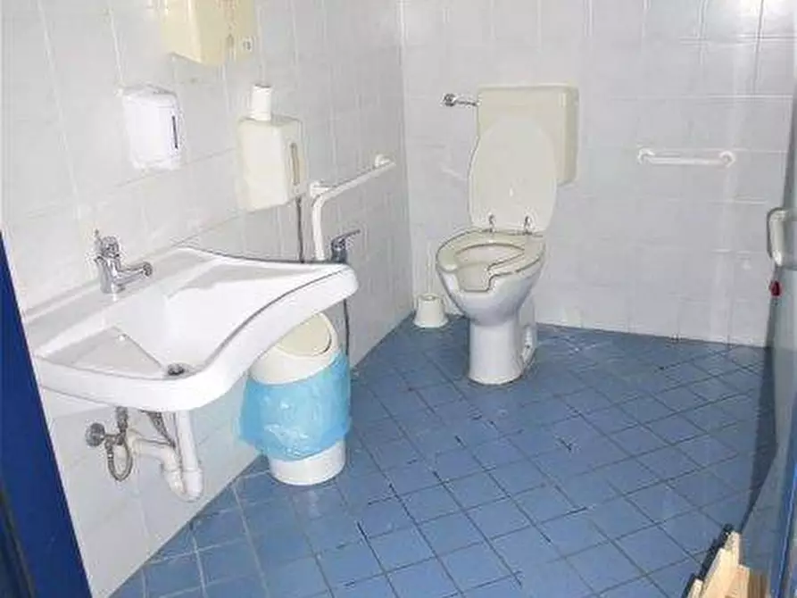 Immagine 15 di Locale commerciale in affitto  in via acerbo a Giulianova