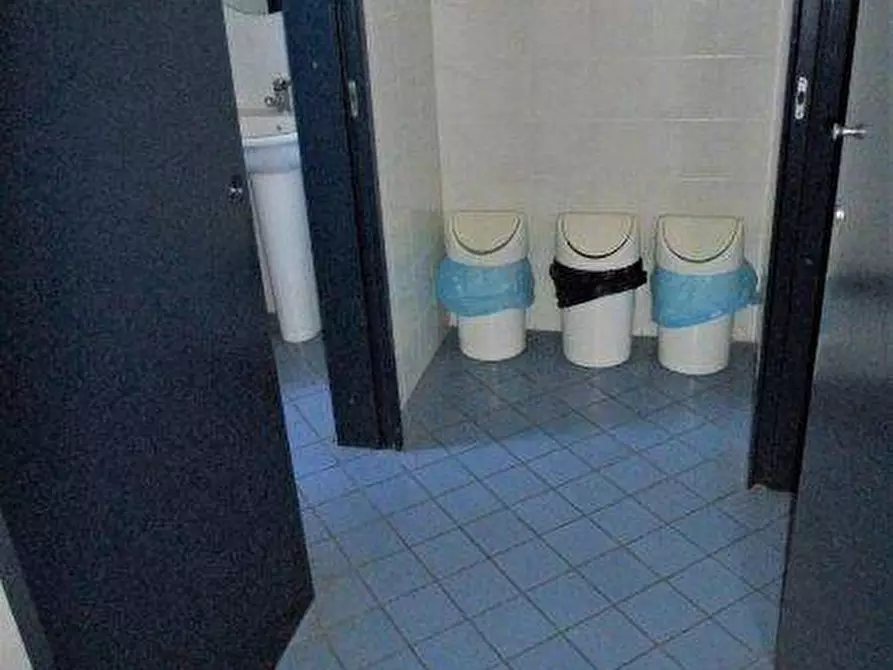 Immagine 17 di Locale commerciale in affitto  in via acerbo a Giulianova