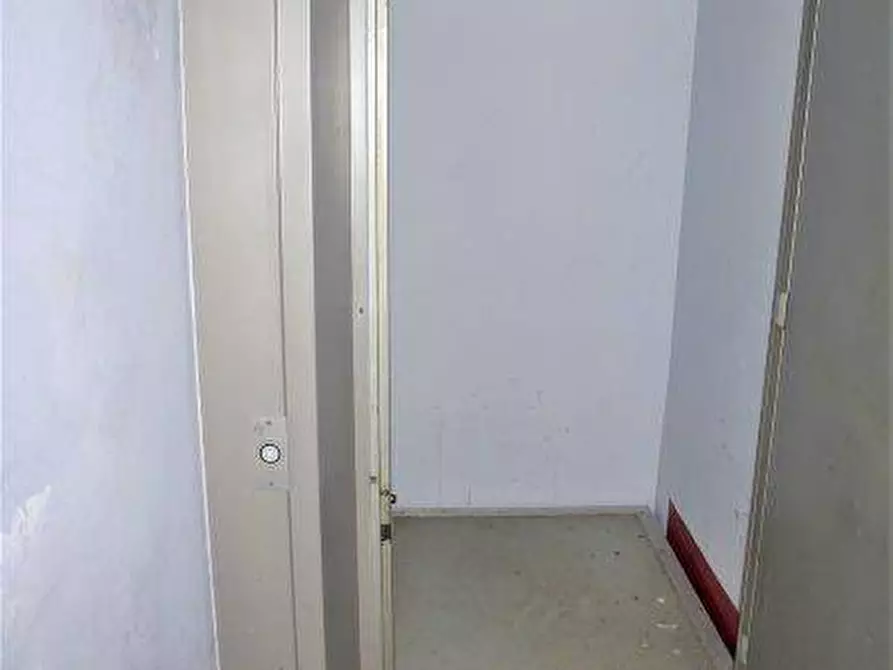 Immagine 30 di Locale commerciale in affitto  in via acerbo a Giulianova