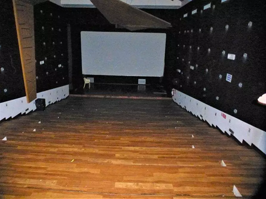 Immagine 31 di Locale commerciale in affitto  in via acerbo a Giulianova