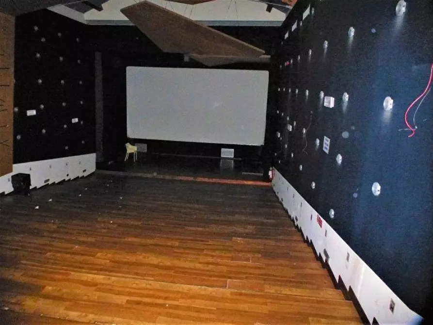 Immagine 33 di Locale commerciale in affitto  in via acerbo a Giulianova