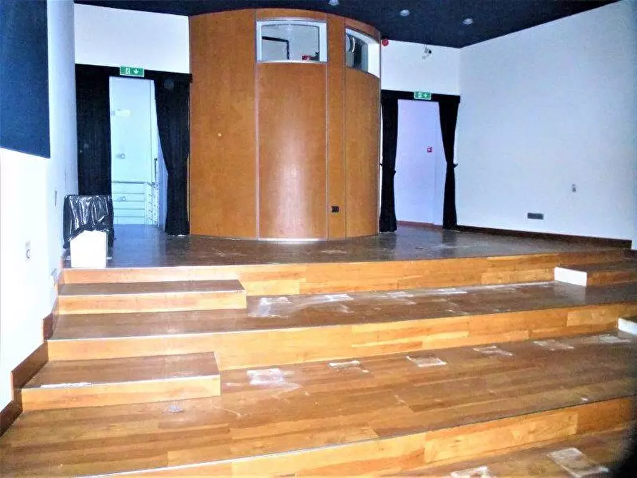 Immagine 34 di Locale commerciale in affitto  in via acerbo a Giulianova
