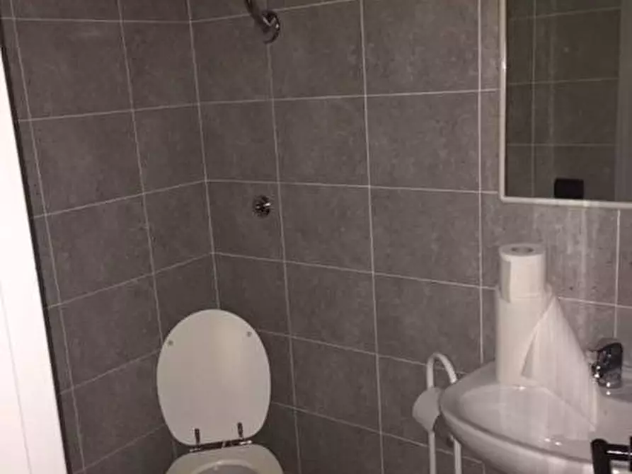 Immagine 4 di Locale commerciale in vendita  in Via Archimede 58 a Tortoreto