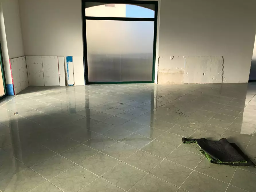 Immagine 12 di Locale commerciale in affitto  in via nazionale 197 a Tortoreto