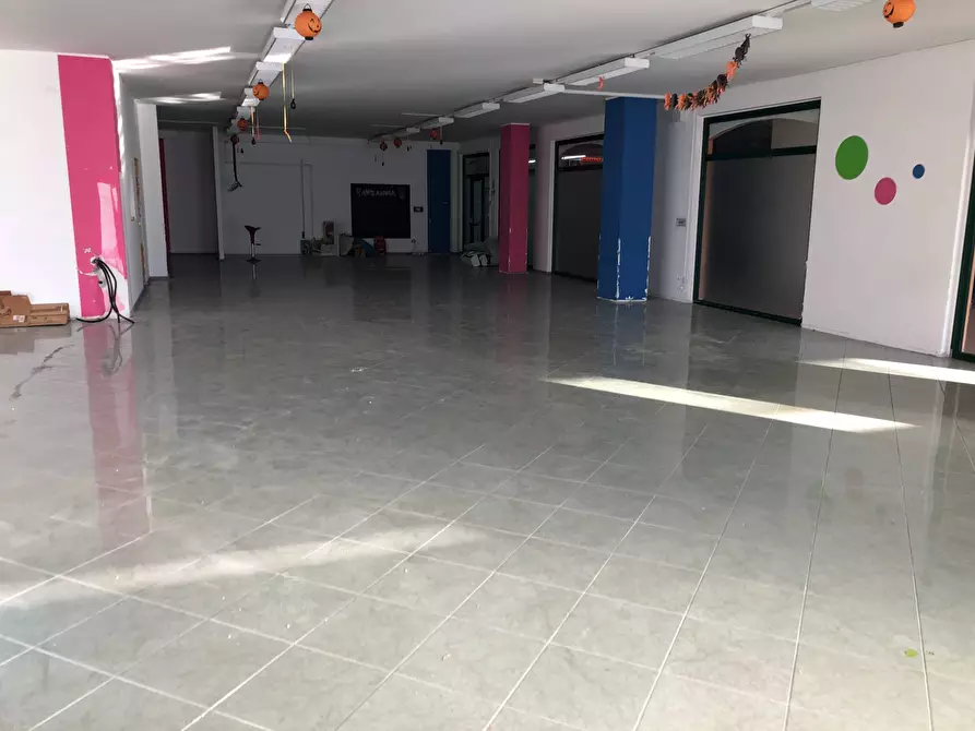 Immagine 14 di Locale commerciale in affitto  in via nazionale 197 a Tortoreto