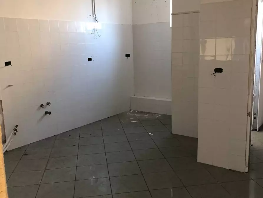 Immagine 15 di Locale commerciale in affitto  in via nazionale 197 a Tortoreto