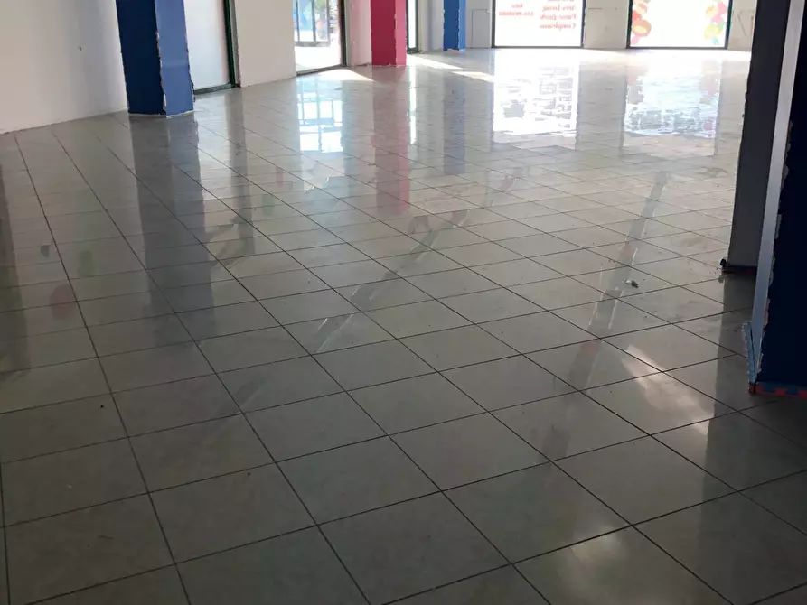 Immagine 26 di Locale commerciale in affitto  in via nazionale 197 a Tortoreto