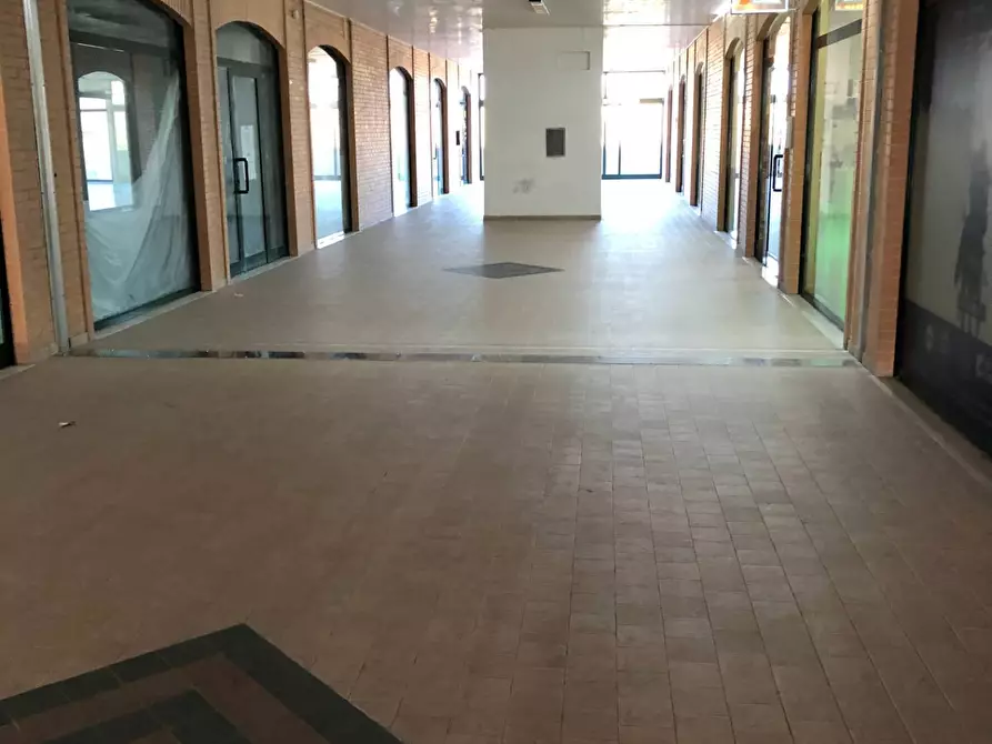 Immagine 27 di Locale commerciale in affitto  in via nazionale 197 a Tortoreto