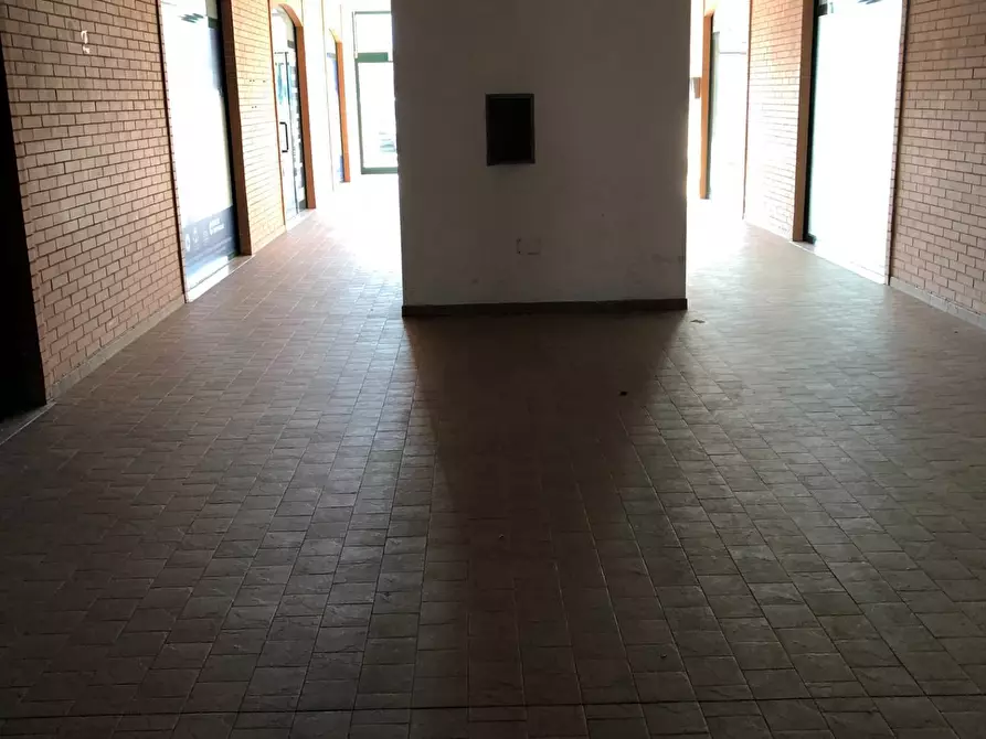 Immagine 29 di Locale commerciale in affitto  in via nazionale 197 a Tortoreto