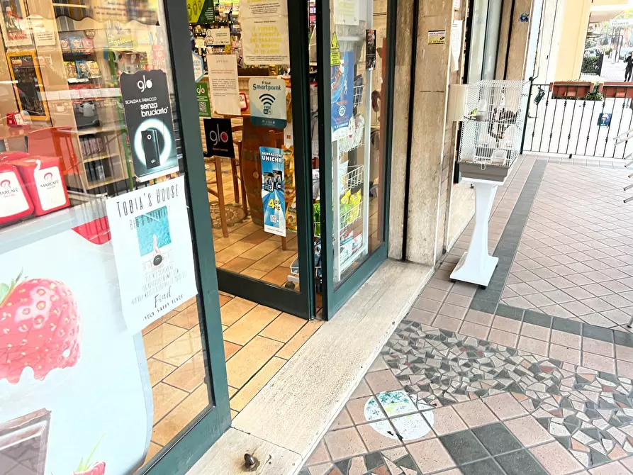 Immagine 3 di Attività commerciale in vendita  in VIA ROMA 472/474 a Martinsicuro