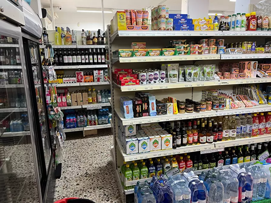 Immagine 1 di Locale commerciale in vendita  in VIA TRIESTE 37 a Alba Adriatica