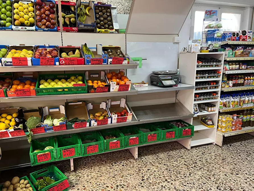 Immagine 2 di Locale commerciale in vendita  in VIA TRIESTE 37 a Alba Adriatica