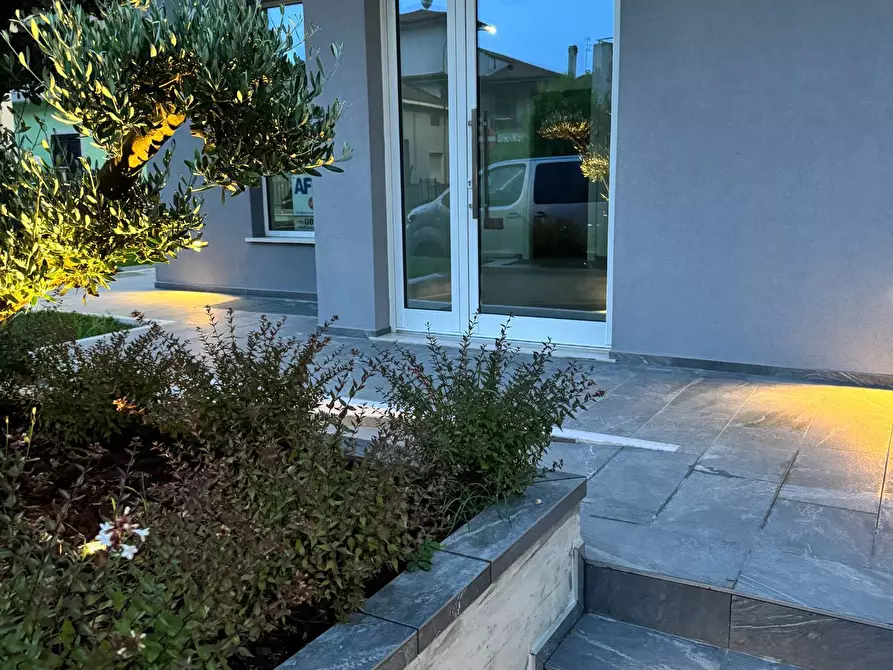 Immagine 3 di Locale commerciale in affitto  in via leonardo da vinci 45 a Tortoreto