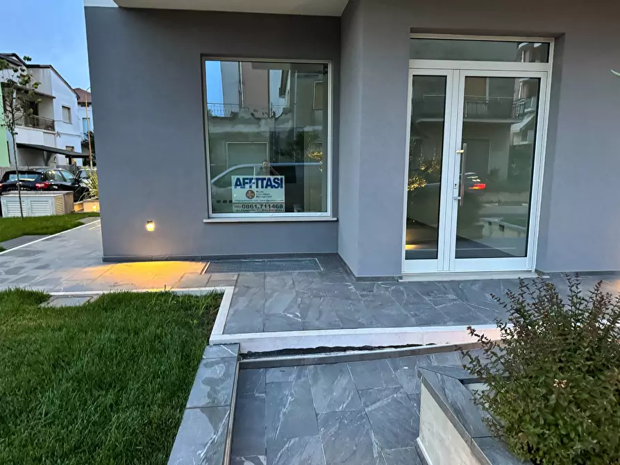 Immagine 4 di Locale commerciale in affitto  in via leonardo da vinci 45 a Tortoreto