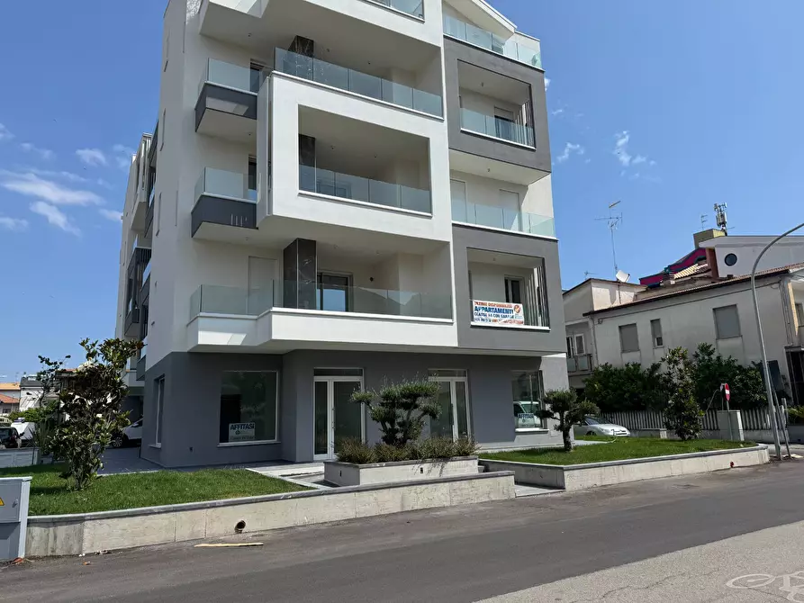 Immagine 1 di Locale commerciale in affitto  in via leonardo da vinci 45 a Tortoreto