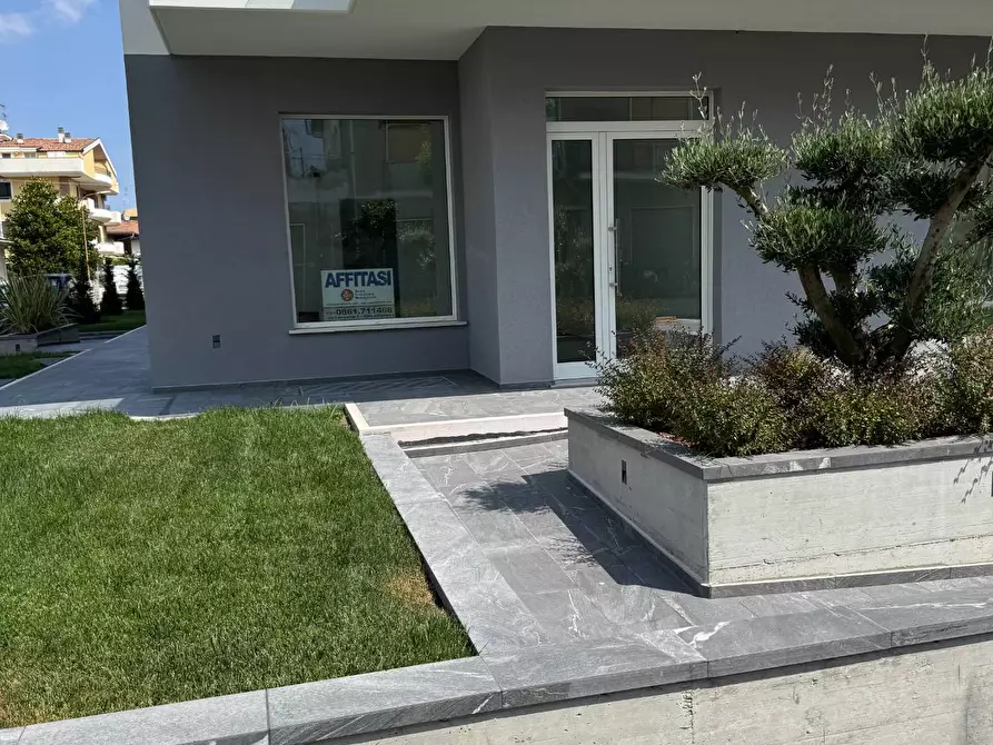 Immagine 9 di Locale commerciale in affitto  in via leonardo da vinci 45 a Tortoreto