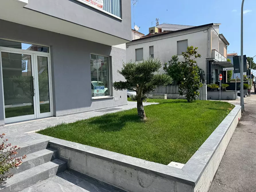 Immagine 10 di Locale commerciale in affitto  in via leonardo da vinci 45 a Tortoreto