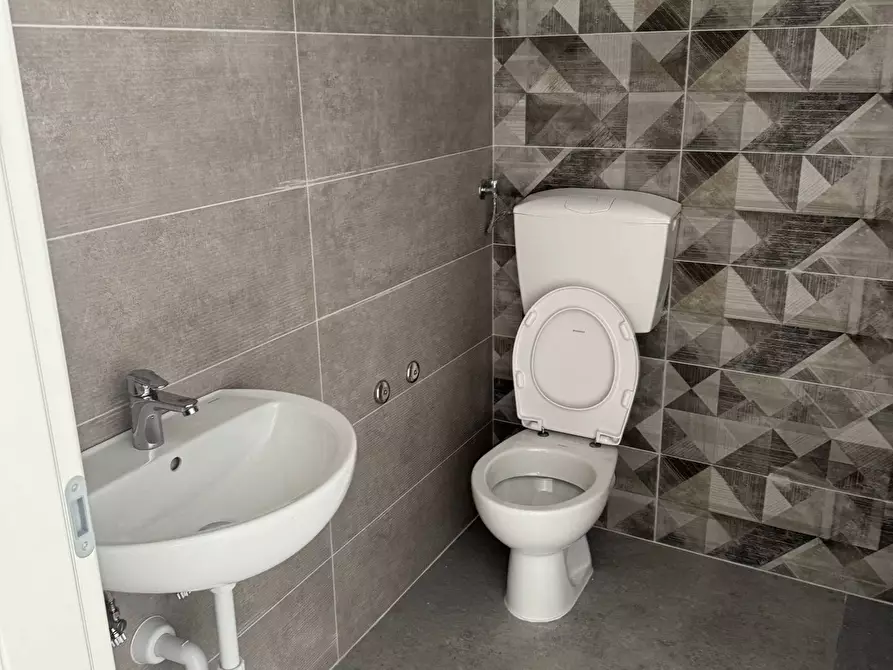 Immagine 29 di Locale commerciale in affitto  in via leonardo da vinci 45 a Tortoreto