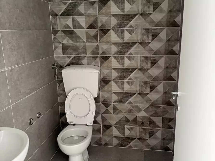 Immagine 30 di Locale commerciale in affitto  in via leonardo da vinci 45 a Tortoreto