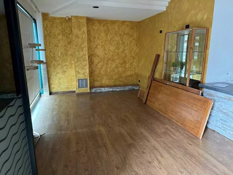 Immagine 3 di Locale commerciale in affitto  in via trieste a Alba Adriatica