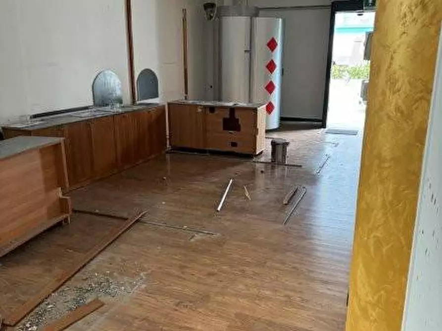 Immagine 23 di Locale commerciale in affitto  in via trieste a Alba Adriatica
