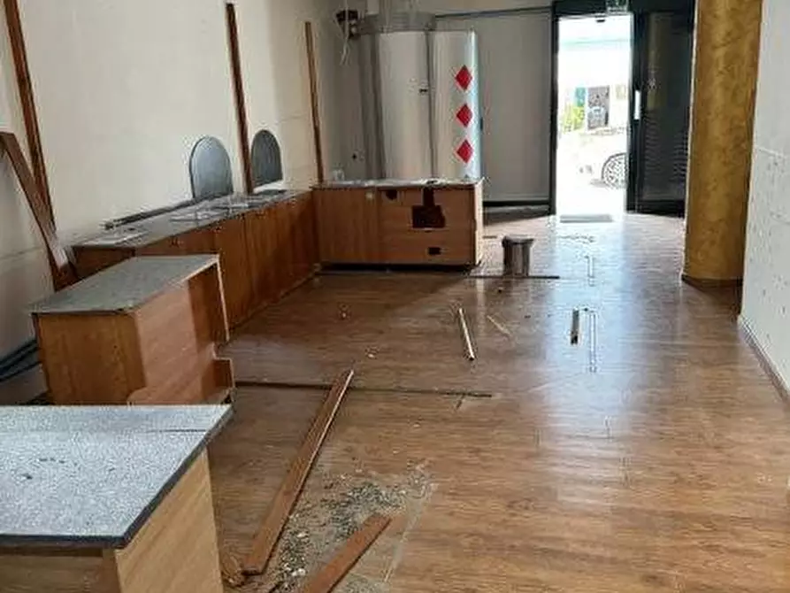 Immagine 25 di Locale commerciale in affitto  in via trieste a Alba Adriatica