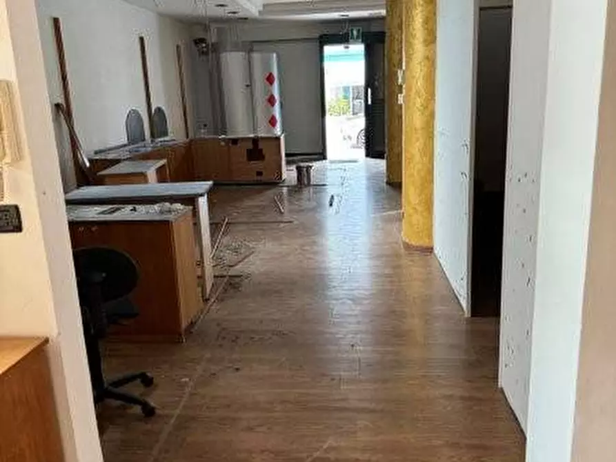 Immagine 28 di Locale commerciale in affitto  in via trieste a Alba Adriatica
