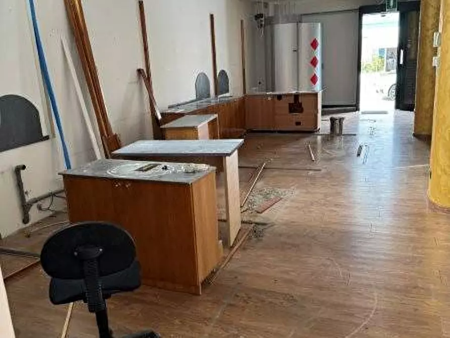 Immagine 29 di Locale commerciale in affitto  in via trieste a Alba Adriatica
