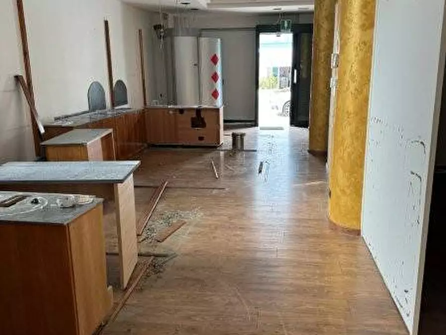 Immagine 30 di Locale commerciale in affitto  in via trieste a Alba Adriatica