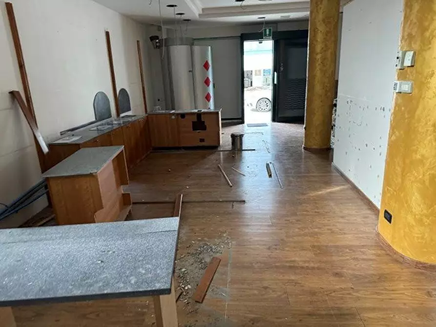 Immagine 31 di Locale commerciale in affitto  in via trieste a Alba Adriatica