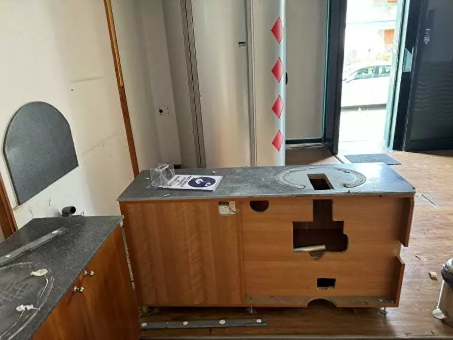 Immagine 32 di Locale commerciale in affitto  in via trieste a Alba Adriatica